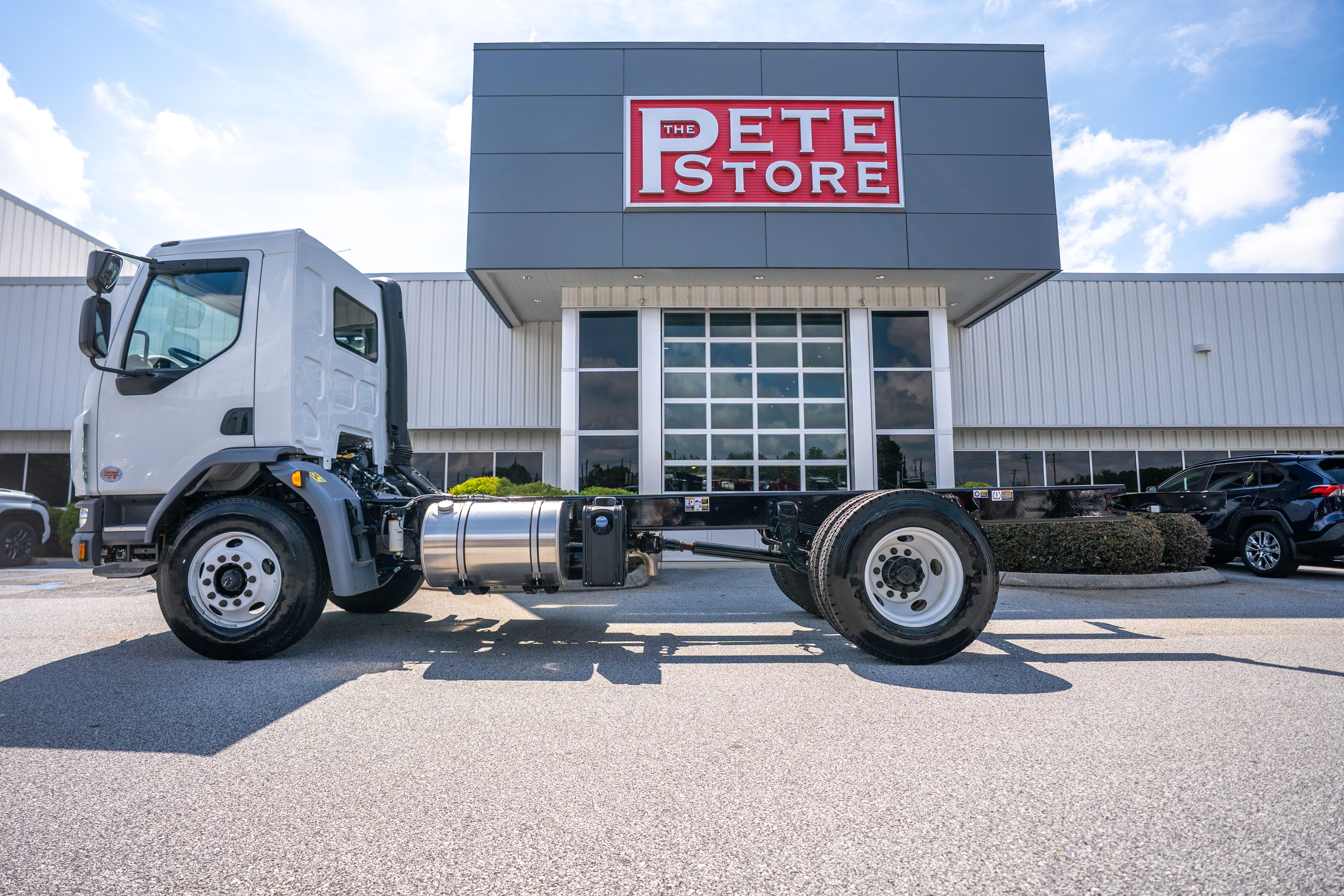 2026 Peterbilt 220EV in Baltimore, MD — photo 3