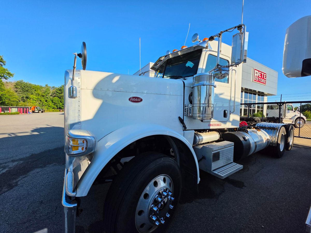 2022 Peterbilt 389 in Plainville, MA — photo 7