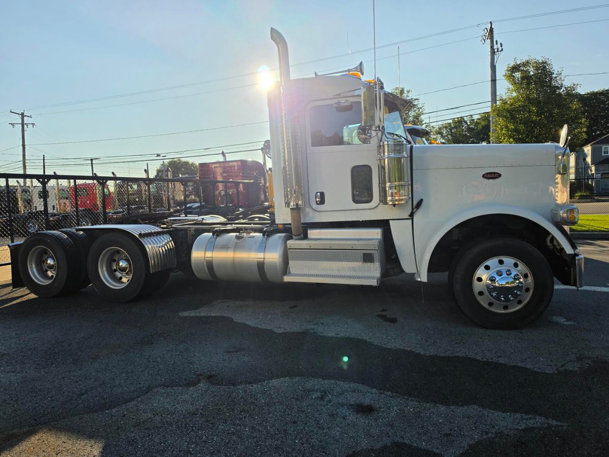2022 Peterbilt 389 in Plainville, MA — photo 8