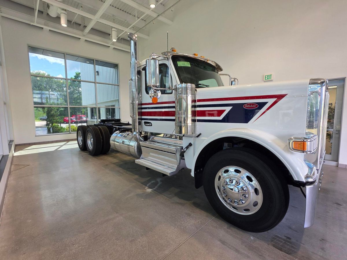 2027 Peterbilt 589 in Plainville, MA — photo 8