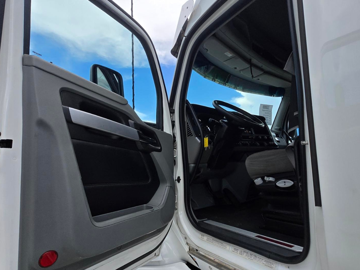 2022 Kenworth T680 in Doral, FL — photo 3