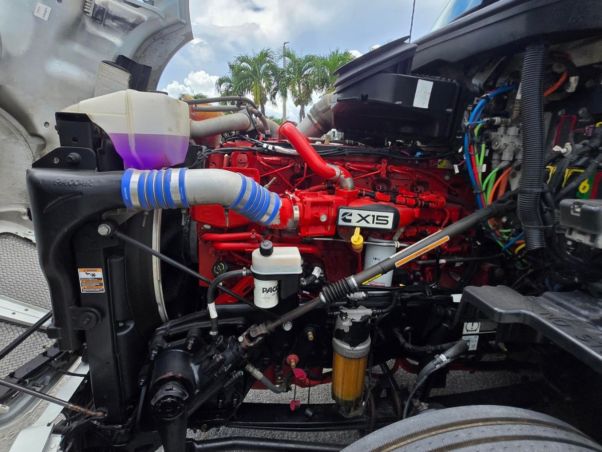 2022 Kenworth T680 in Doral, FL — photo 6