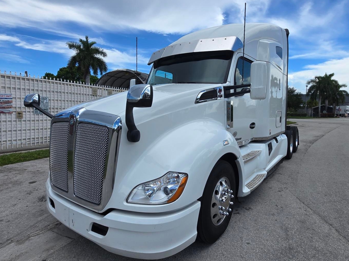 2022 Kenworth T680 in Doral, FL — photo 2