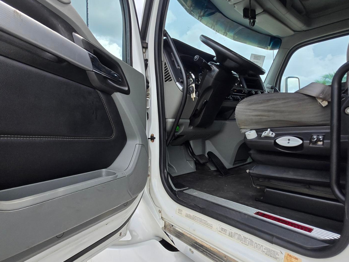 2022 Kenworth T680 in Doral, FL — photo 4