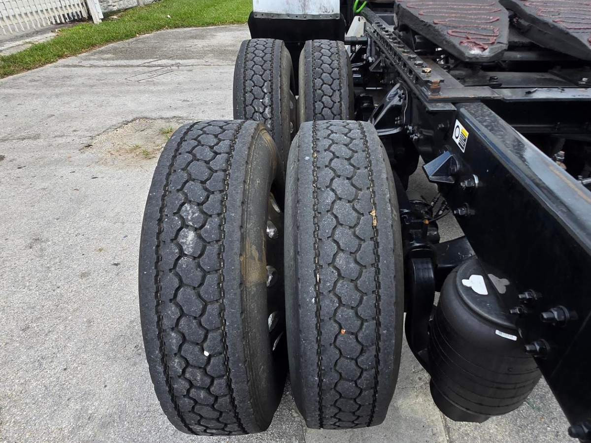2022 Kenworth T680 in Doral, FL — photo 8