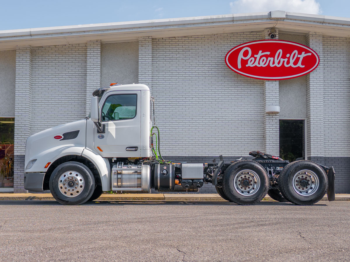2021 Peterbilt 579 in Knoxville, TN — photo 3