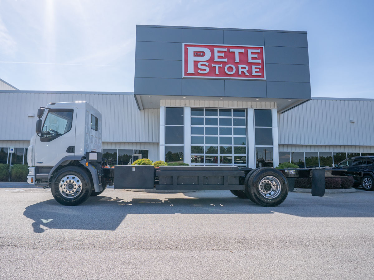 2025 Peterbilt 220EV in Duncan, SC — photo 3