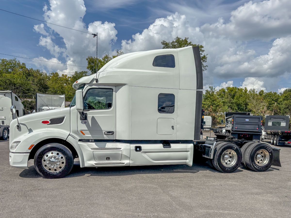 2021 Peterbilt 579 in Fort Lauderdale, FL — photo 3