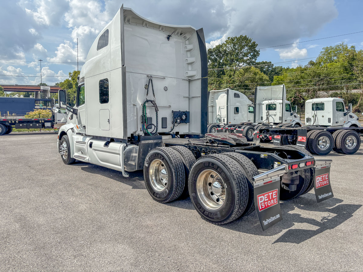 2021 Peterbilt 579 in Fort Lauderdale, FL — photo 4