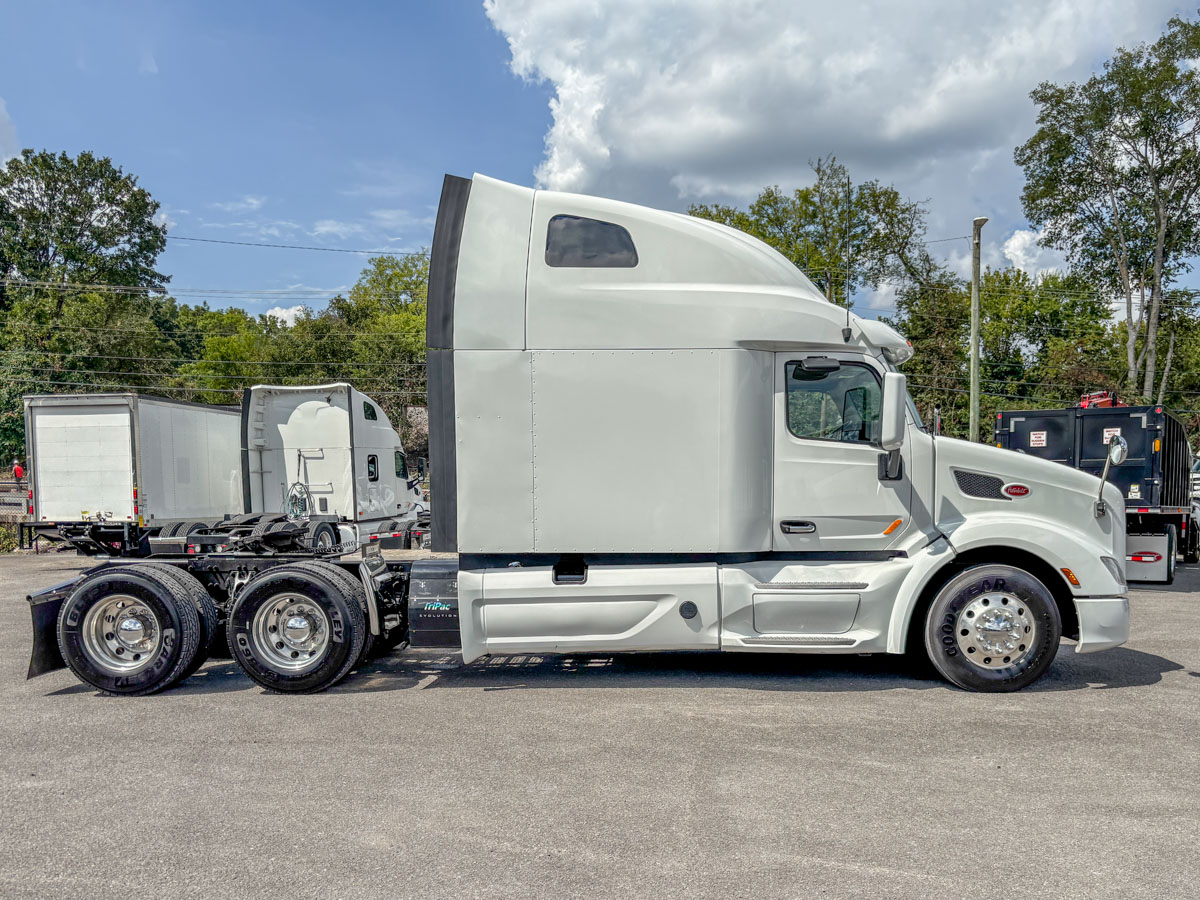 2021 Peterbilt 579 in Fort Lauderdale, FL — photo 6