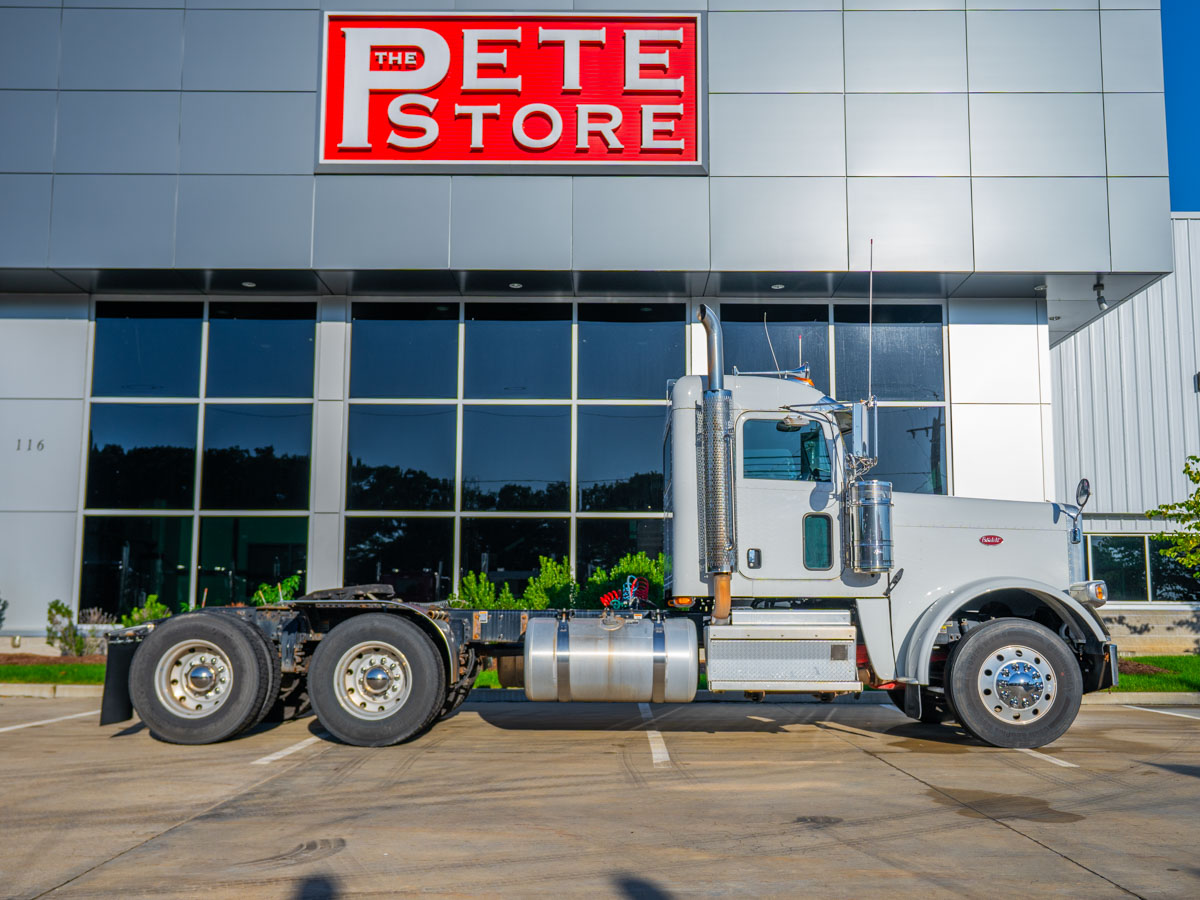 2022 Peterbilt 389 in Plainville, MA — photo 7