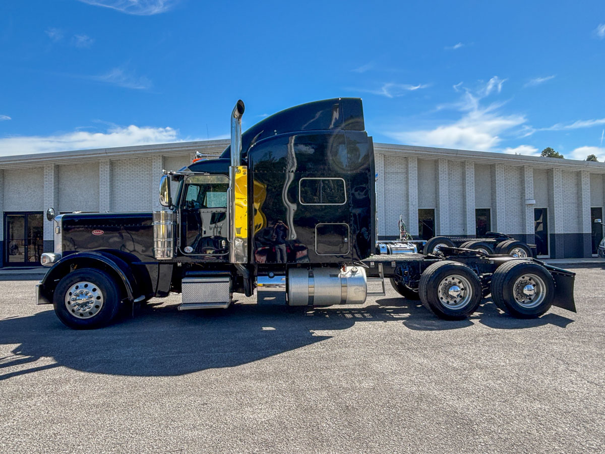 2022 Peterbilt 389 in Knoxville, TN — photo 3