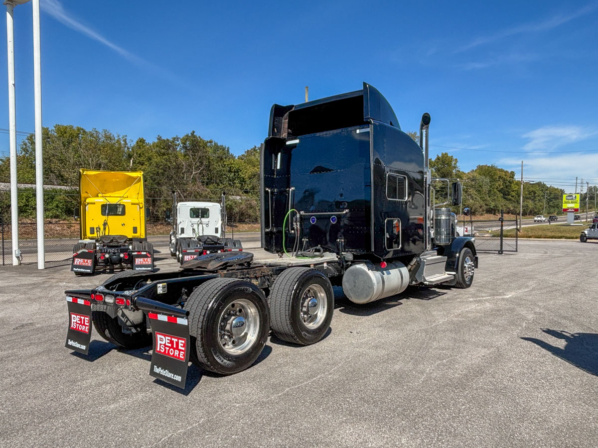 2022 Peterbilt 389 in Knoxville, TN — photo 6