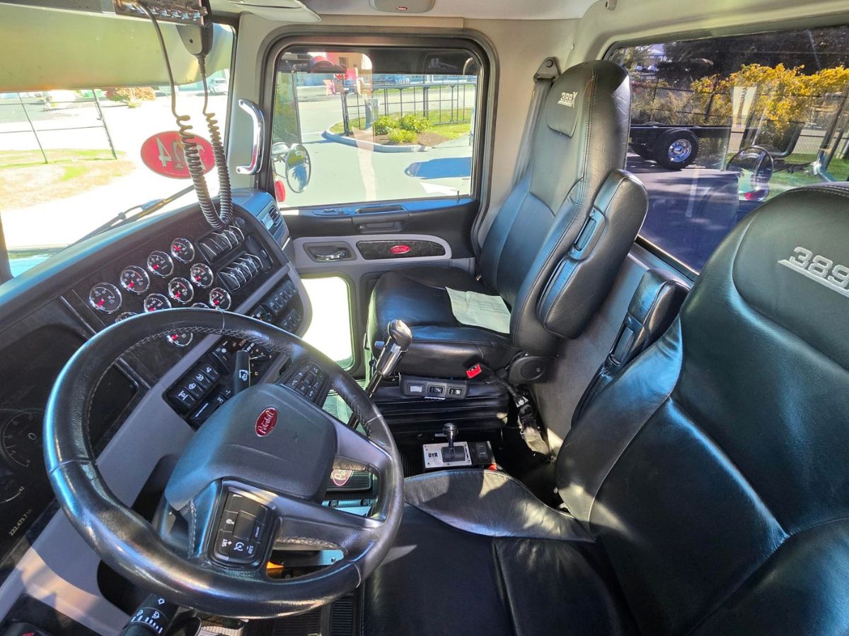2024 Peterbilt 389 in Plainville, MA — photo 4