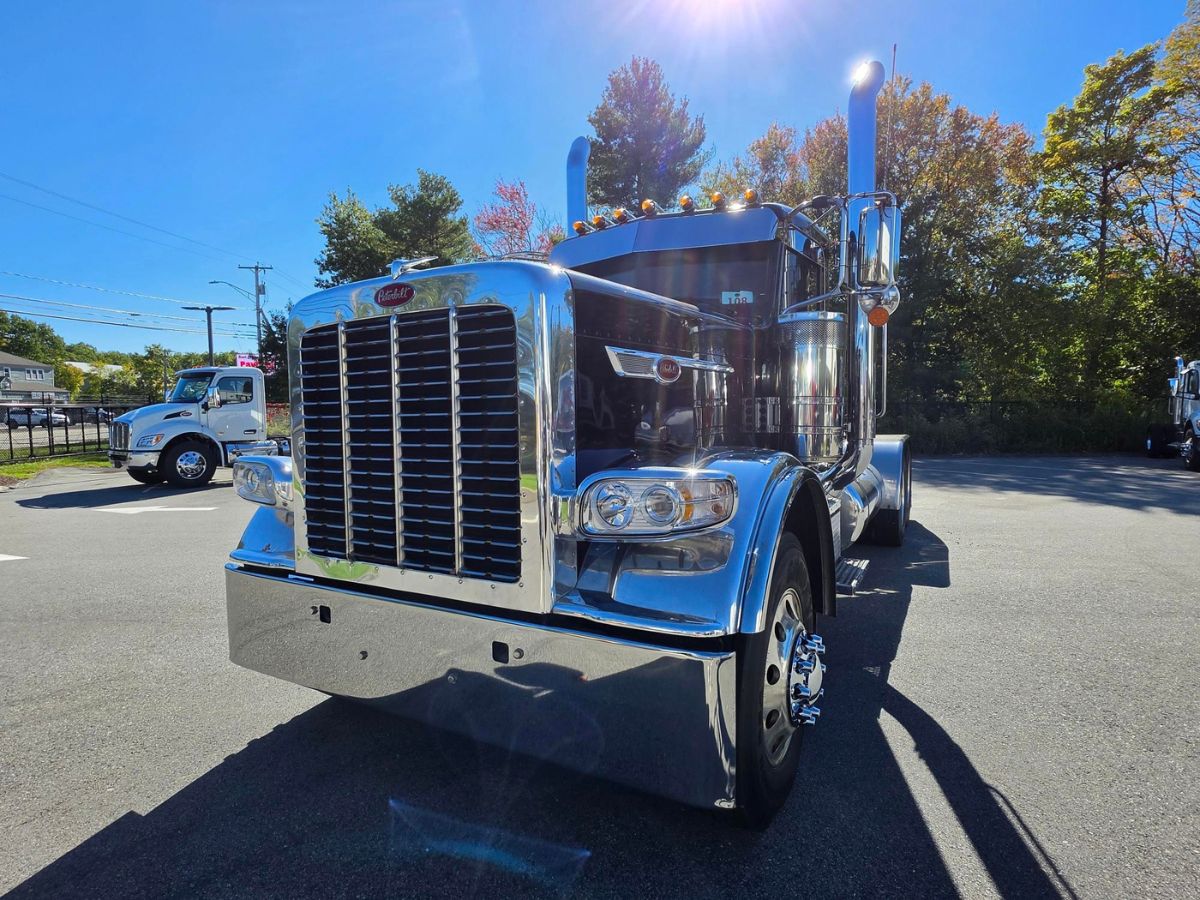 2024 Peterbilt 389 in Plainville, MA — photo 2