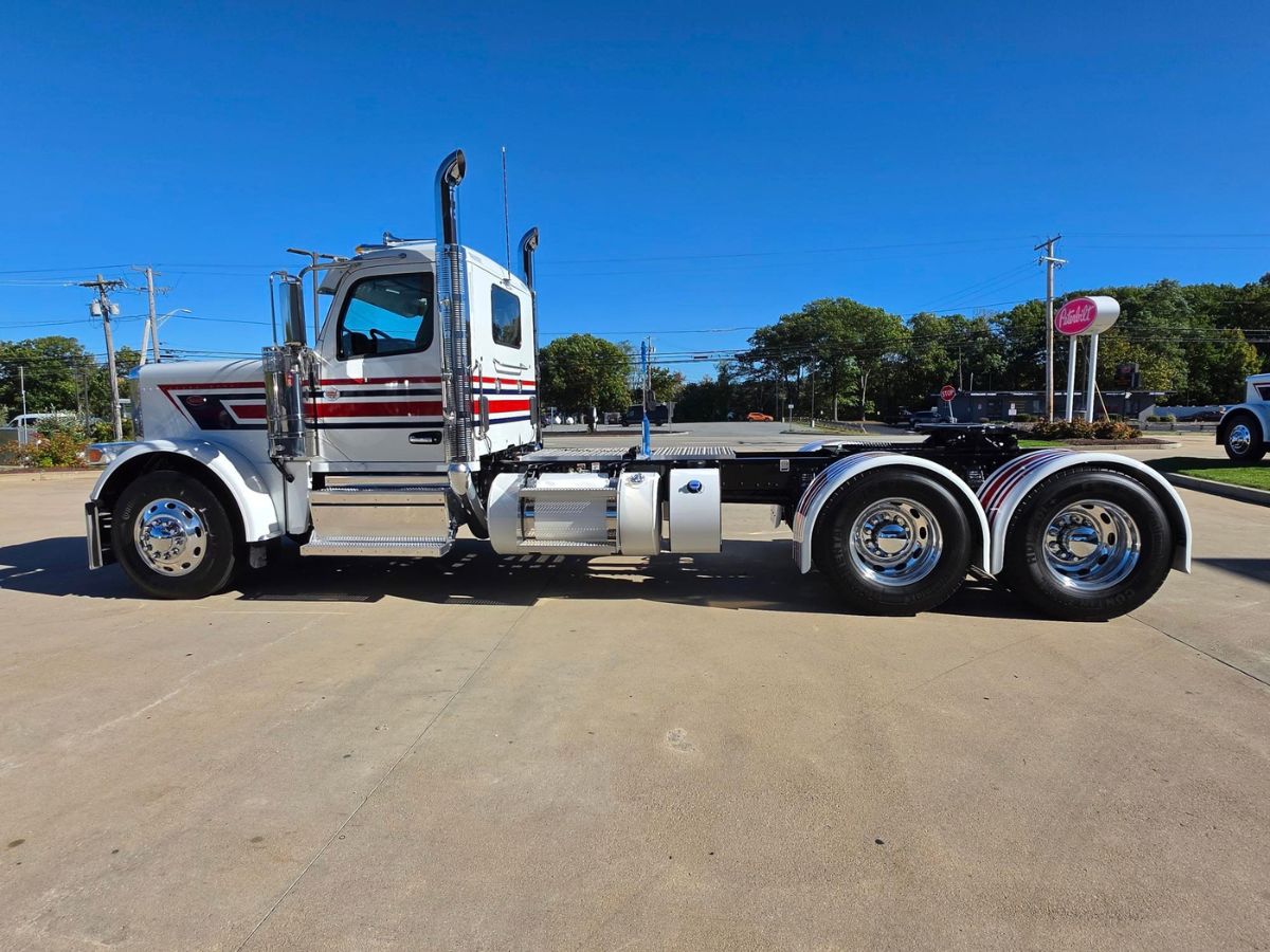 2027 Peterbilt 589 in Plainville, MA — photo 7