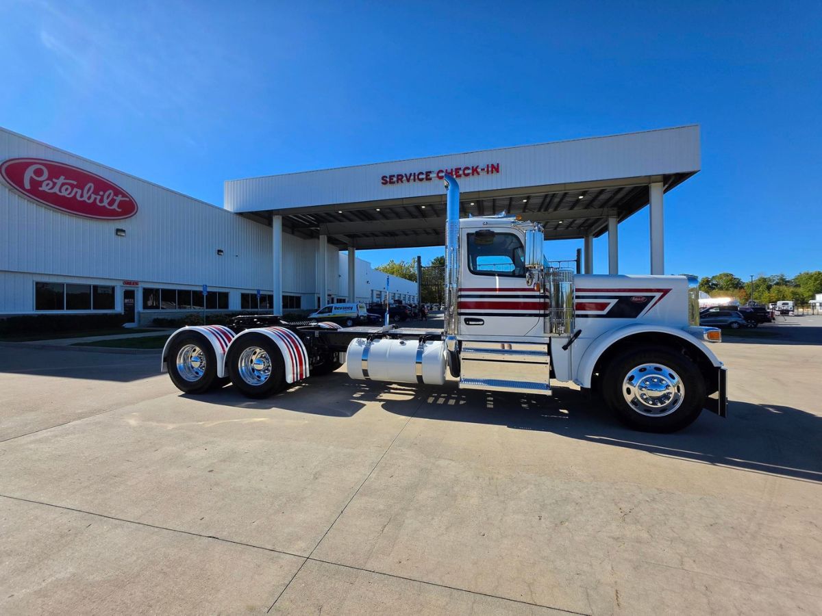 2027 Peterbilt 589 in Plainville, MA — photo 8