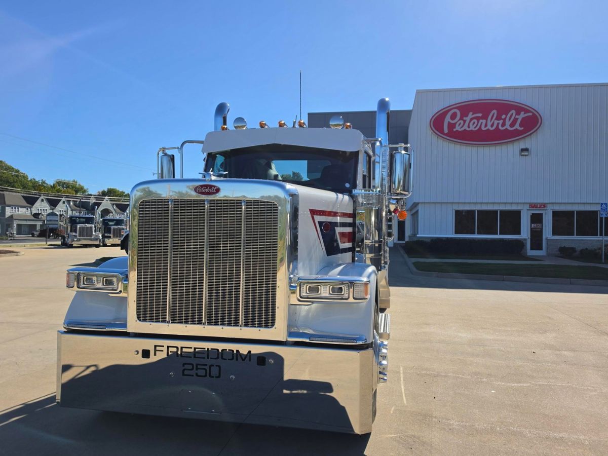 2027 Peterbilt 589 in Plainville, MA — photo 2