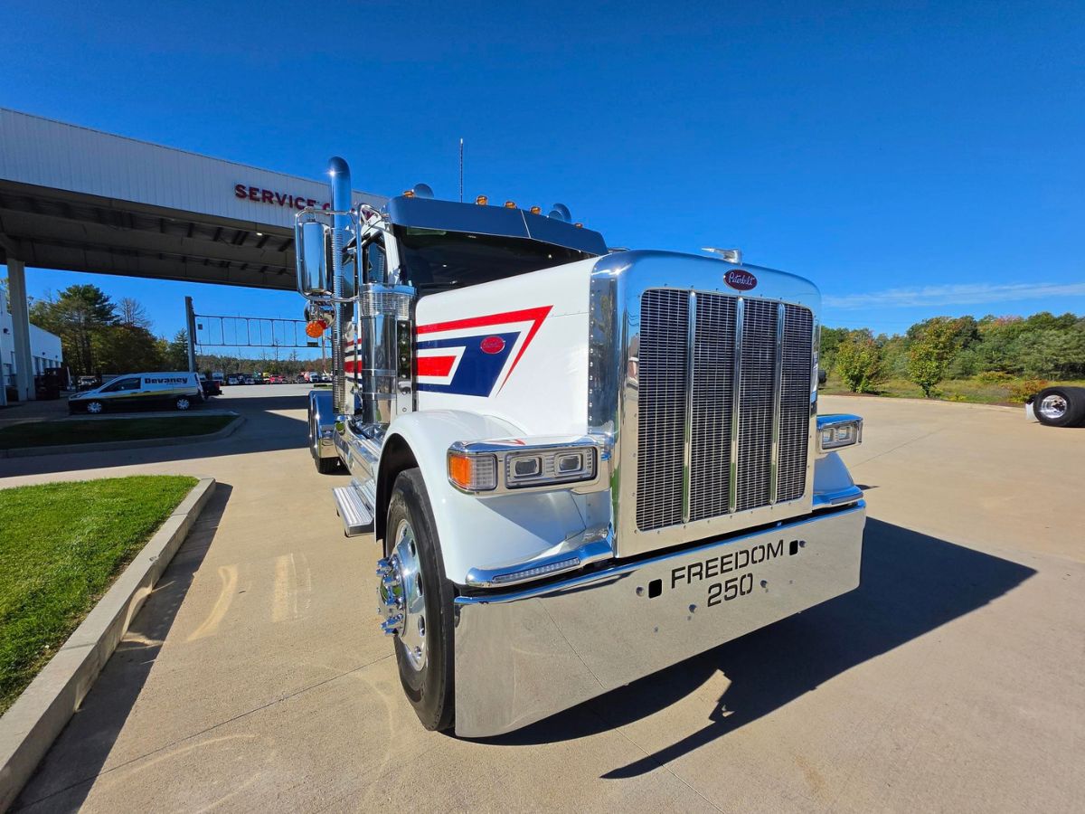 2027 Peterbilt 589 in Plainville, MA — photo 8