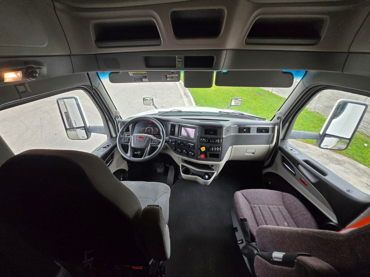 2023 Peterbilt 579 in Doral, FL — photo 4