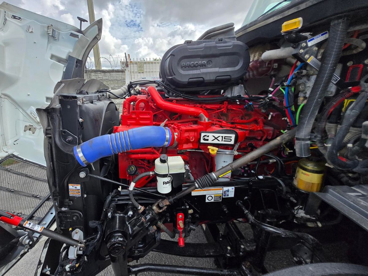 2023 Peterbilt 579 in Doral, FL — photo 7
