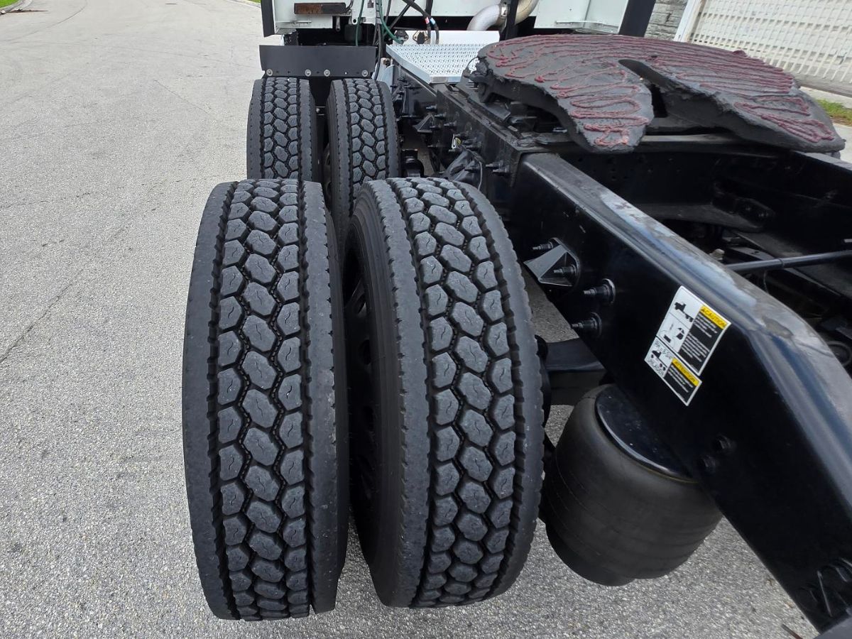 2023 Peterbilt 579 in Doral, FL — photo 8