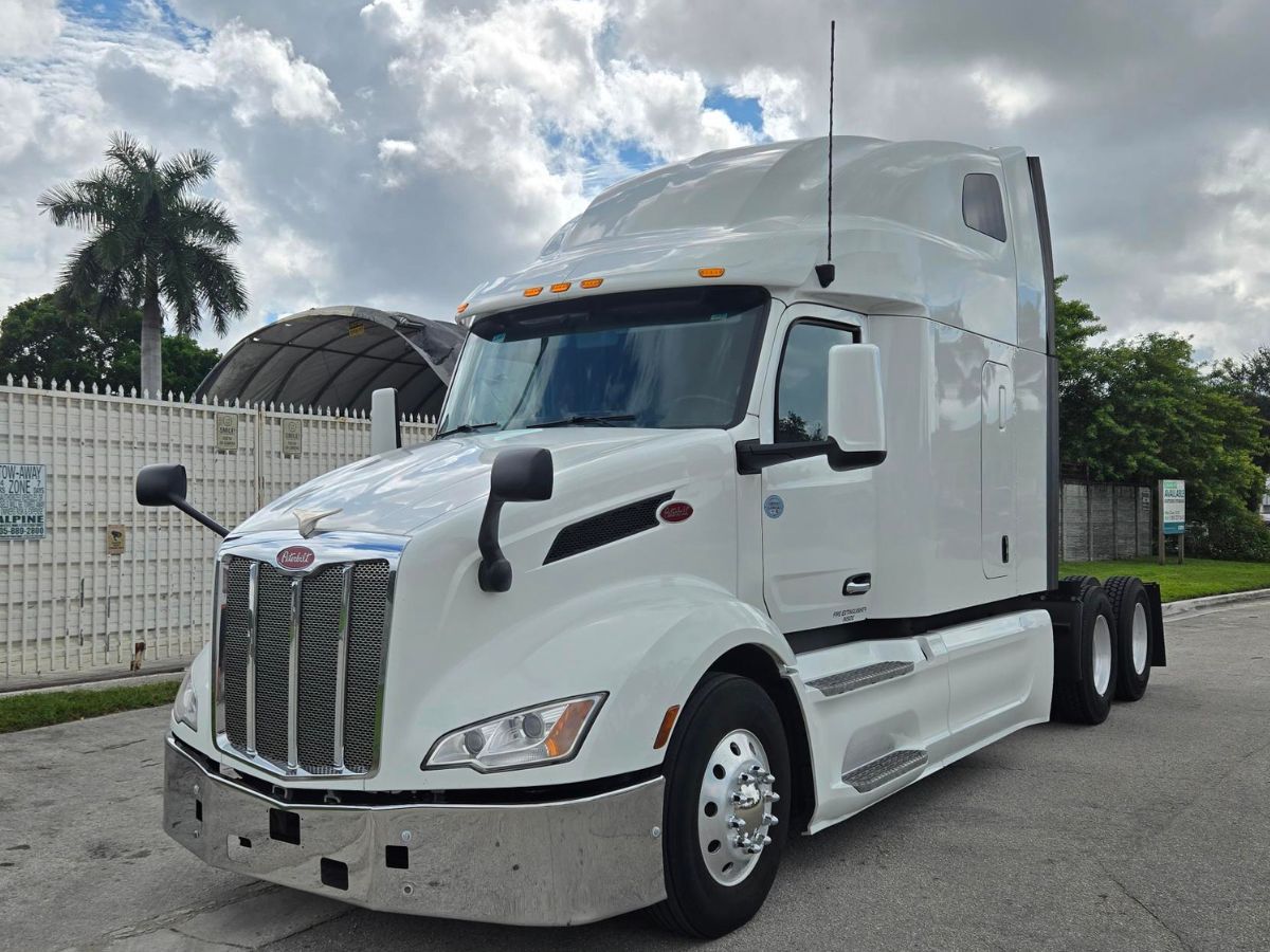 2023 Peterbilt 579 in Doral, FL — photo 2